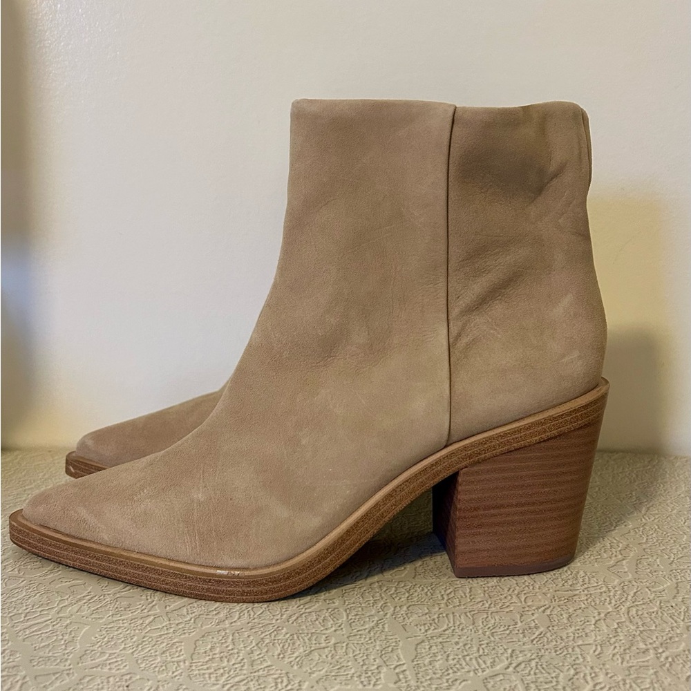 EUC Vince Camuto Rivalla Taupe Suede Western Pointy Toe Boots Size 9